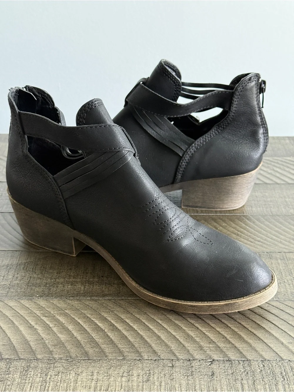 Jellypop Women's Black Cutout Buckle Ankle Boots Size 8.5